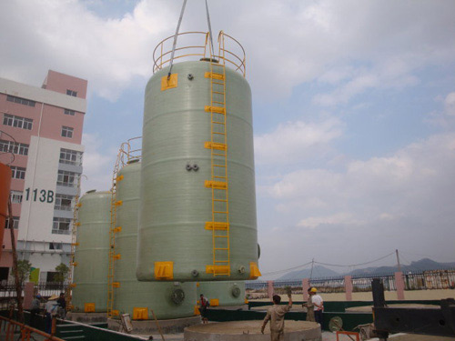 玻璃鋼立式罐吊卸完成